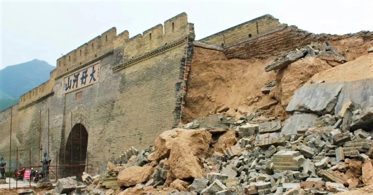 Где есть стена. Великая китайская стена разрушенные участки. Китайская стена разрушена. Великая китайская стена разрушение панорама.