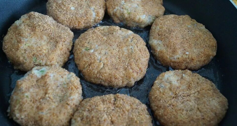 Котлеты на сковороде. Форма для жарки котлет. Накрывают ли котлеты крышкой при жарке. Жареные котлеты для инстаграмма. Рыбные котлеты.