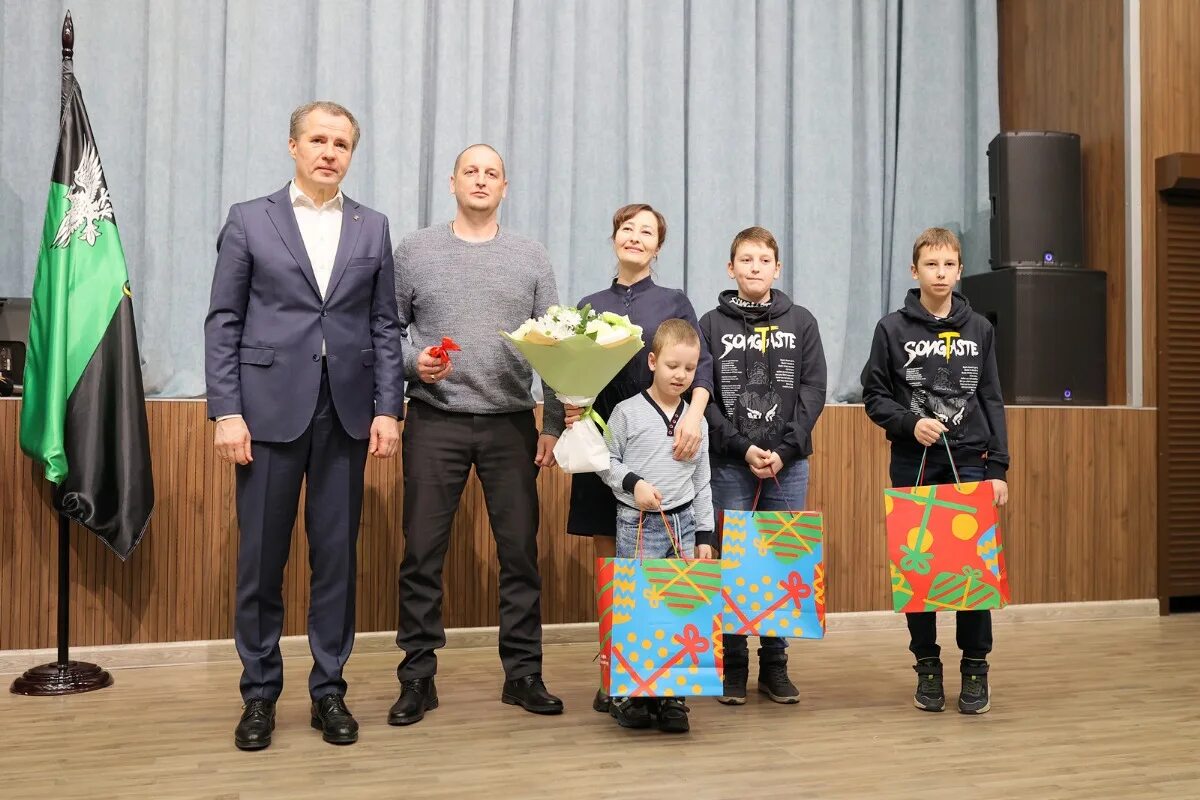 Год семьи белгородская область. Многодетная семья. Многодетная семья в Белгородской области. Многодетные семьи Подмосковья. Дом для многодетной семьи.