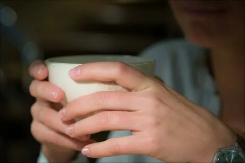 Почему трясутся руки у девушки