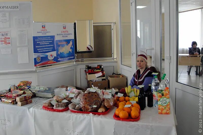 Пирожки на рынке. Буфеты выпечка для школьных столовых. Выборы буфет. Пирожки на выборах. Витрина для буфета школьной столовой.