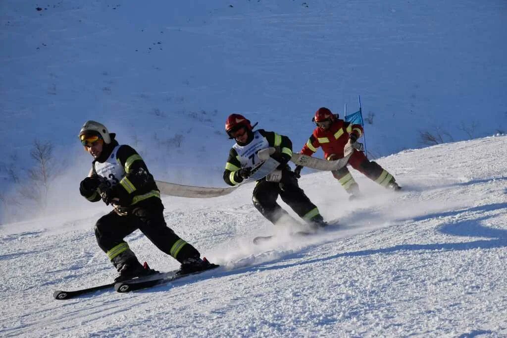 25 февраля спорт. Горнолыжный спорт. Горные лыжи. Хибины горные лыжи. Хибины горнолыжка.