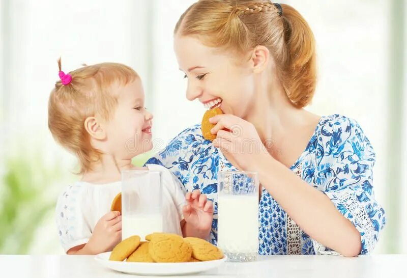 Daughters milk. Мама угощает ребенка. Печенье для детей. Печенье угостить детей. Мама с ребенком завтракают.