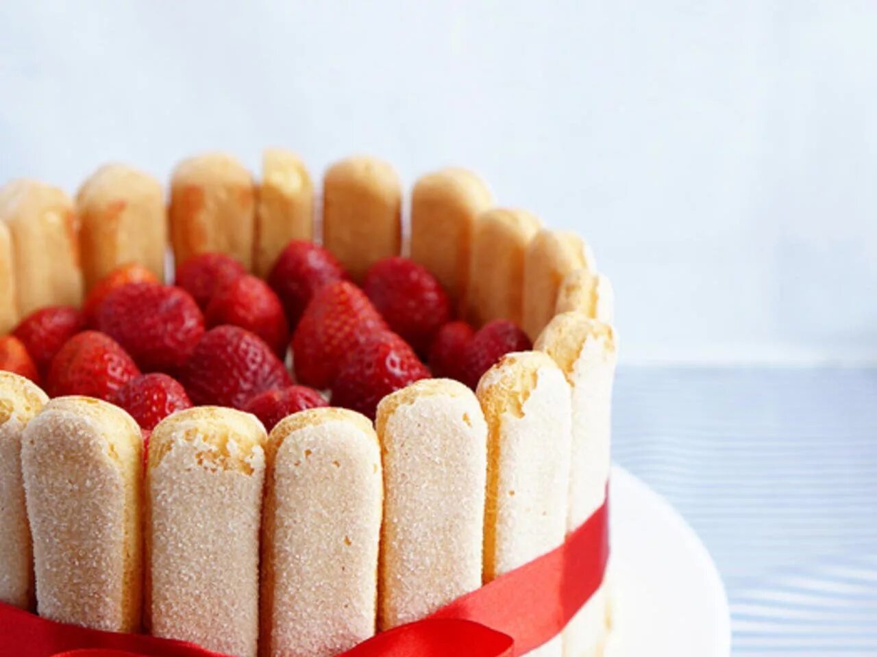 торт тирамису с клубникой и маскарпоне. десерт с печеньем савоярди рецепт. савоярди тирамису тирамису. тирамису с савоярди. десерт с печеньем савоярди рецепт.