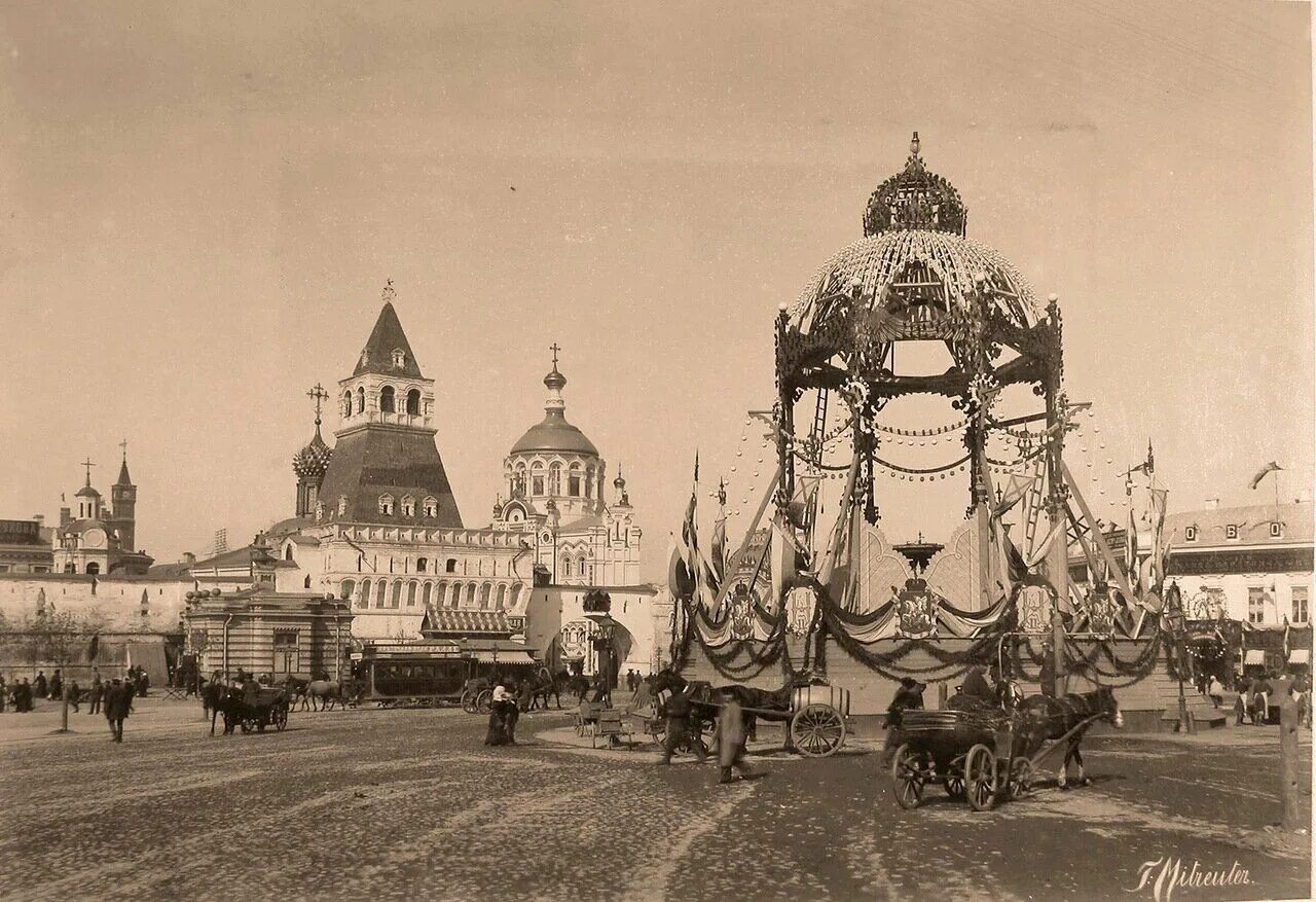 Москва 1896 коронация. Старая воскресенская площадь москва 19 век. Лубянская площадь в москве. Иллюминация москва 1896. Москва 1896.