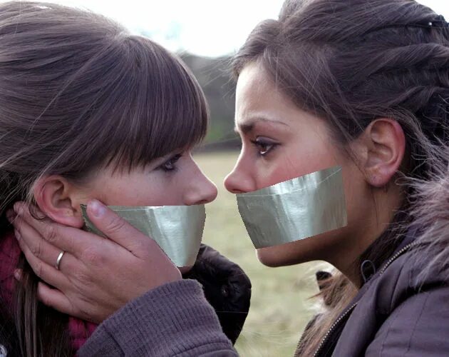 Рот заклеен скотчем. Девушки сзаклеенным ртои. Girl tape up. Girl tape up. Girl tape up.