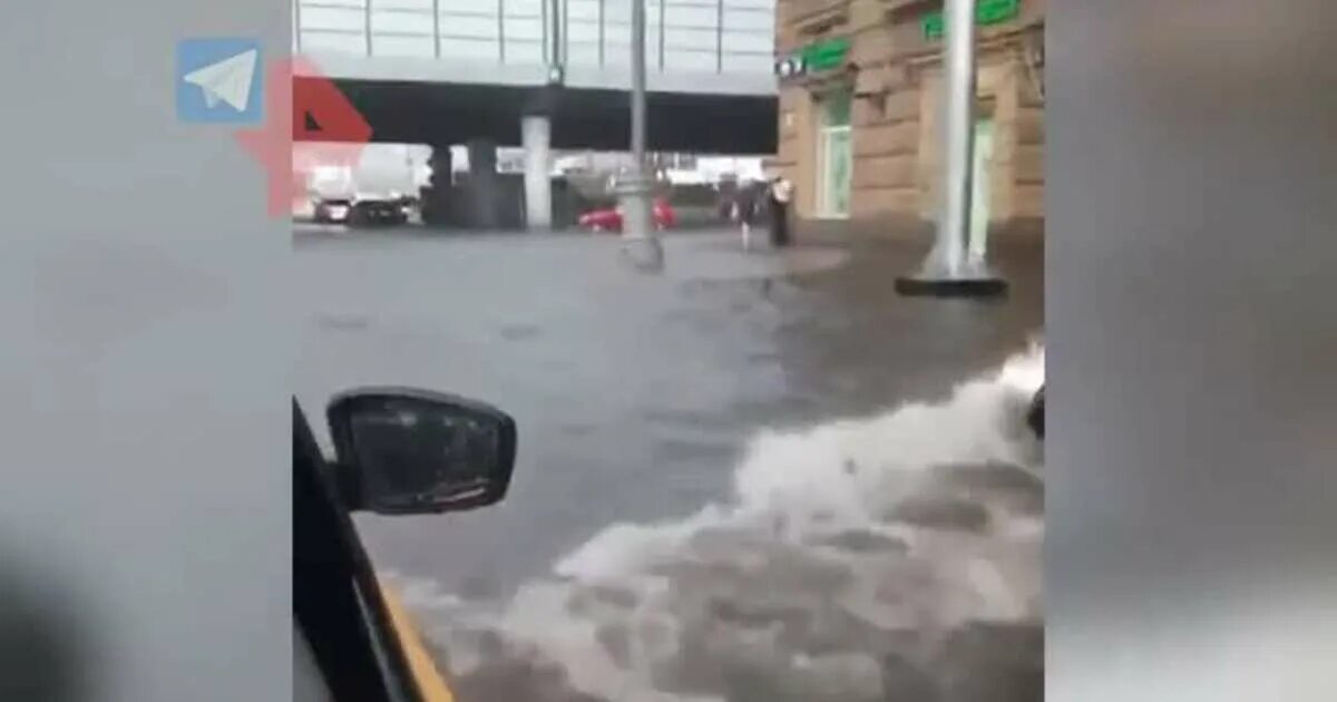 Утонула 25. Ливень в Москве 25 июля 2022. Тропический ливень в Москве. Москва 26 июля ливень. Потоп в Москве 26.07.2022.