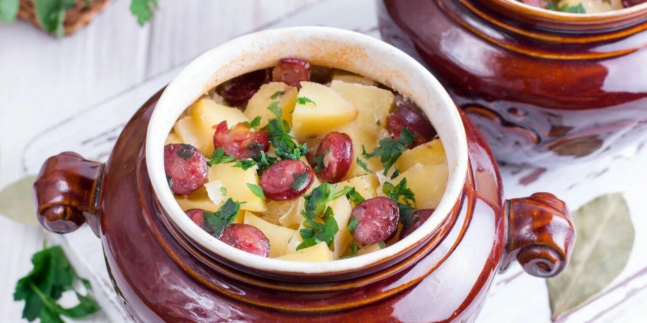 картошечка с охотничьими колбасками в горшочках. картошка с охотничьими колбасками в горшочках. охотничьи колбаски в горшочке. горшочки с охотничьими колбасками. картошка с колбасками в горшочках.
