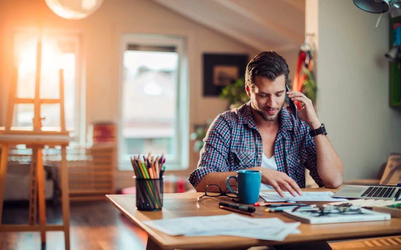 People work at home. Человек работает дома. Мужчина за ноутбуком. Парень фрилансер. Работать дома.