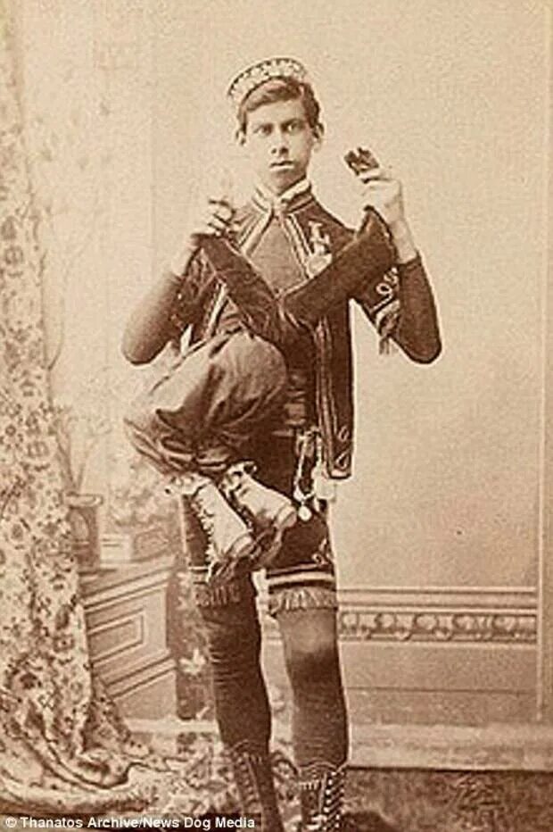 Старые семейные снимки. Портретная фотография 19 века. Бабушки 18 века. Мужчины 18-19 века. Первый портрет дагерротип.