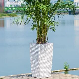 Высокое кашпо из ротанга