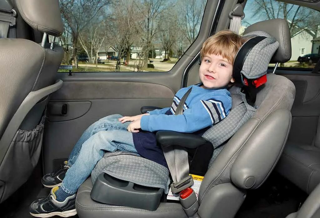 Безопасность ребенка на заднем сидение автомобиля. Детское кресло. Детский кресло для автомобиля. Сиденье для ребенка в машину. Автокресло для детей в машине.