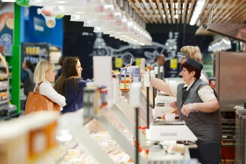 Работник супермаркета. Тиа товаров. Покупатели в магазине продуктов. Продавец. Красивый продавец.