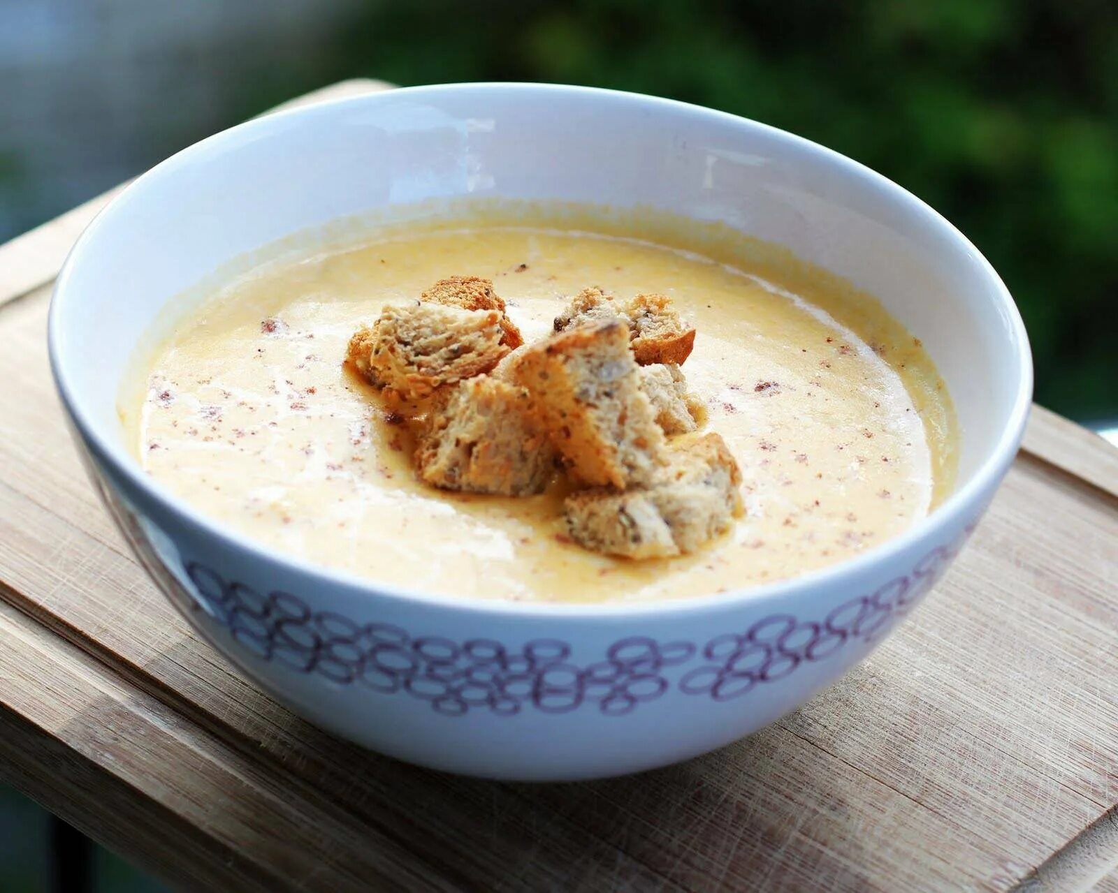 Картофельное пюре с гренками. Картофельный суп пюре. картофельный крем суп с гренками. суп пюре с гренками. луковый крем суп.