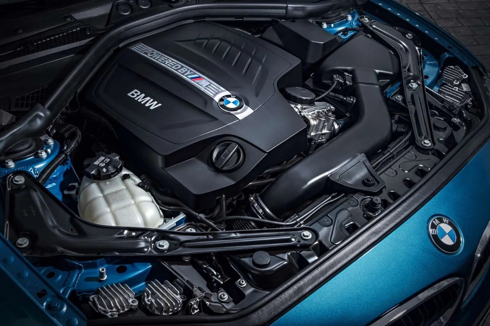 Новые двигатели бмв. BMW m2 engine. БМВ м2 мотор. BMW m2 f87 мотор. BMW f02 под капот.
