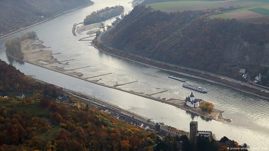 Рейн протекает через. Река Рейн 1986. Рейн река пересохла. Река Рейн в Германии. Река Рейн катастрофа.