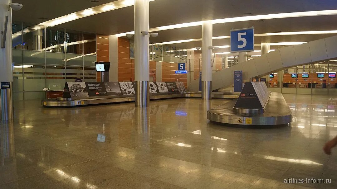 Шереметьево терминал египет. Аэропорт Шереметьево терминал д внутри. Зал выдачи багажа в Шереметьево терминал в. Шереметьево терминал д выдача багажа. Аэропорт Шереметьево зона прилета.