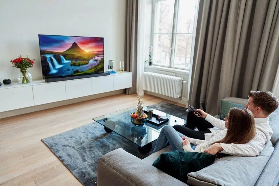 Телевизор 55 топ 10. LG oled55b9. Телевизор LG 65 дюймов в интерьере. LG oled55c9pla. Телевизор 75 дюймов в интерьере икеа.