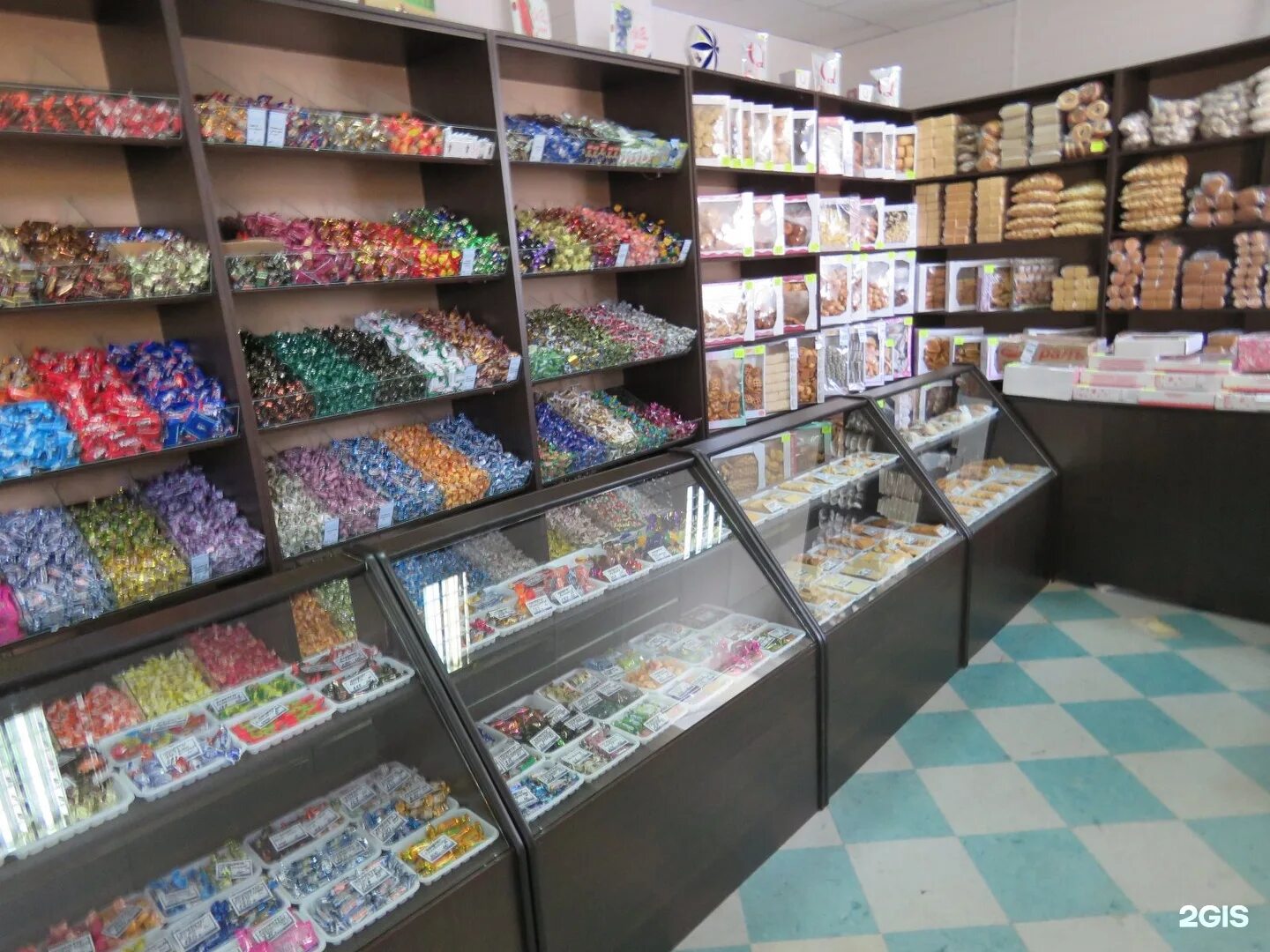 волшебная карамель питер. магазин конфет карамель. витрина со сладостями. детские вкусняшки. кондитерский магазин.