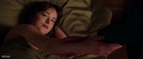 4. Постельная сцена с Дакотой Джонсон - Пятьдесят оттенков свободы.