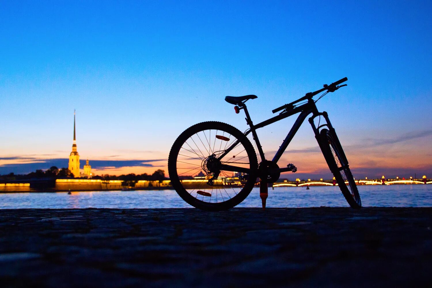 Bike night. Пейзаж с велосипедом. Велосипед в городе. Велосипед ночью. Городской пейзаж с велосипедом.