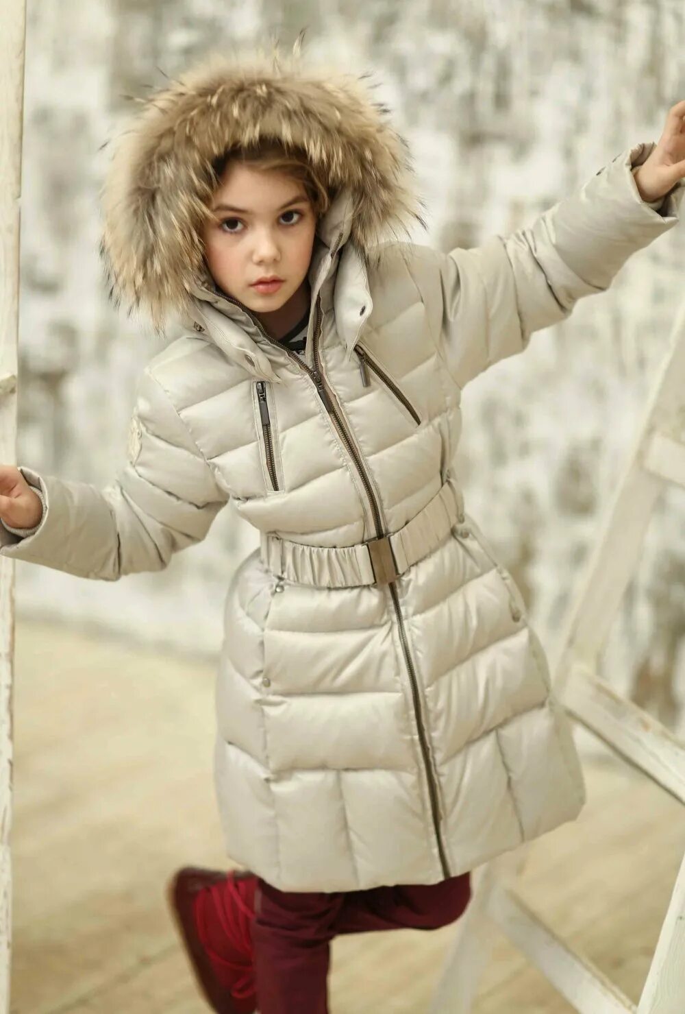 пуховики для девочек зимние. пуховики женские зимние модные. девушка в зимней куртке. женский пуховик с натуральным мехом длинный. короткий зимний пуховик.