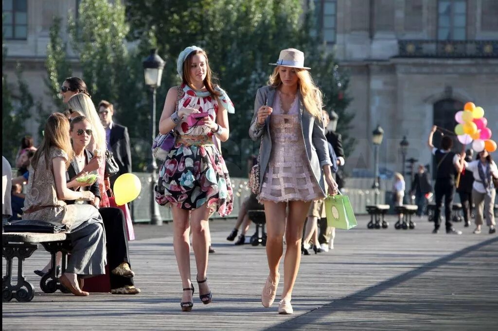 Блэр Уолдорф в Париже. Франция мода Сплетница. Люди на улице. Люди на улицах Парижа.