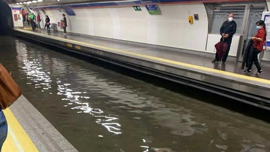 Какие затопило станции. Затопило метро в спб. затопление метро. потоп в метро. метро затопило.
