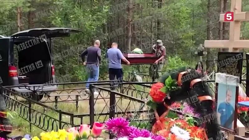 похороны военных погибших на украине 2022. виктория макарова могила. похороны детей погибших. похороны двух братьев. похороны двух братьев.