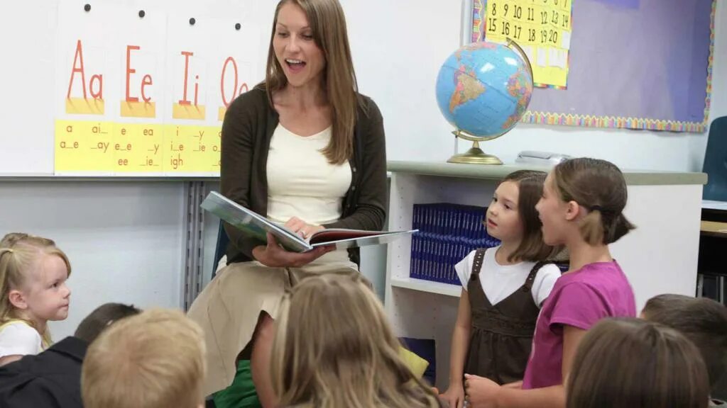 Урок в школе по русскому языку. Изучение иностранного языка. Два языка в школе. Иностранные языки в школе. Хурак по русскому языку.