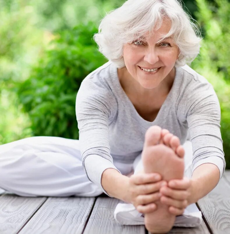 Йога для пожилых женщин. Йога для старшего возраста. Здоровье пожилых. Здоровье суставов.