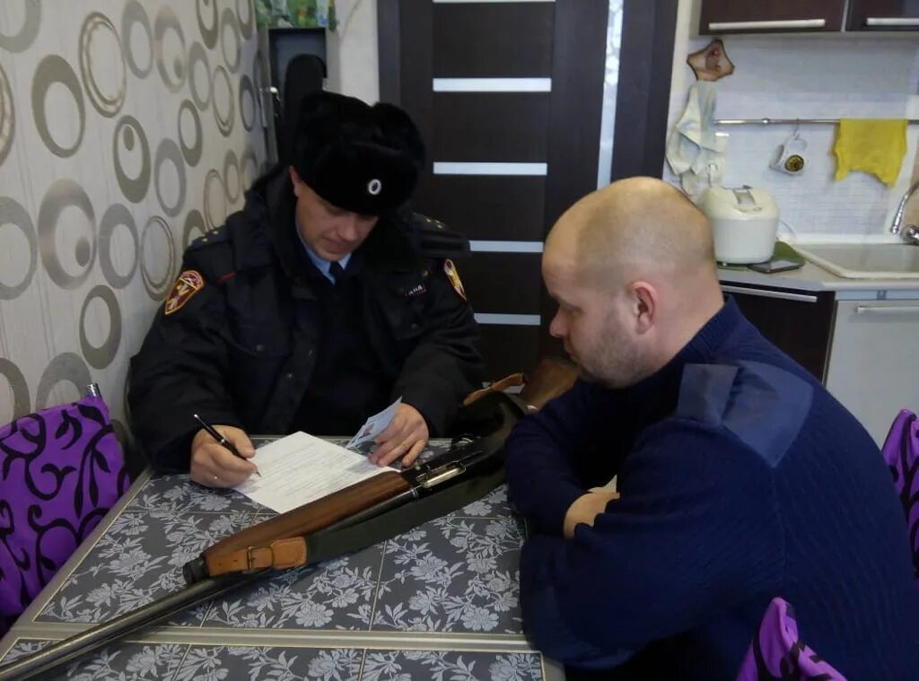 ношение огнестрельного оружия. гражданское оружие. проверку оружия полицией. оружие росгвардии. инспектор лрр росгвардия.