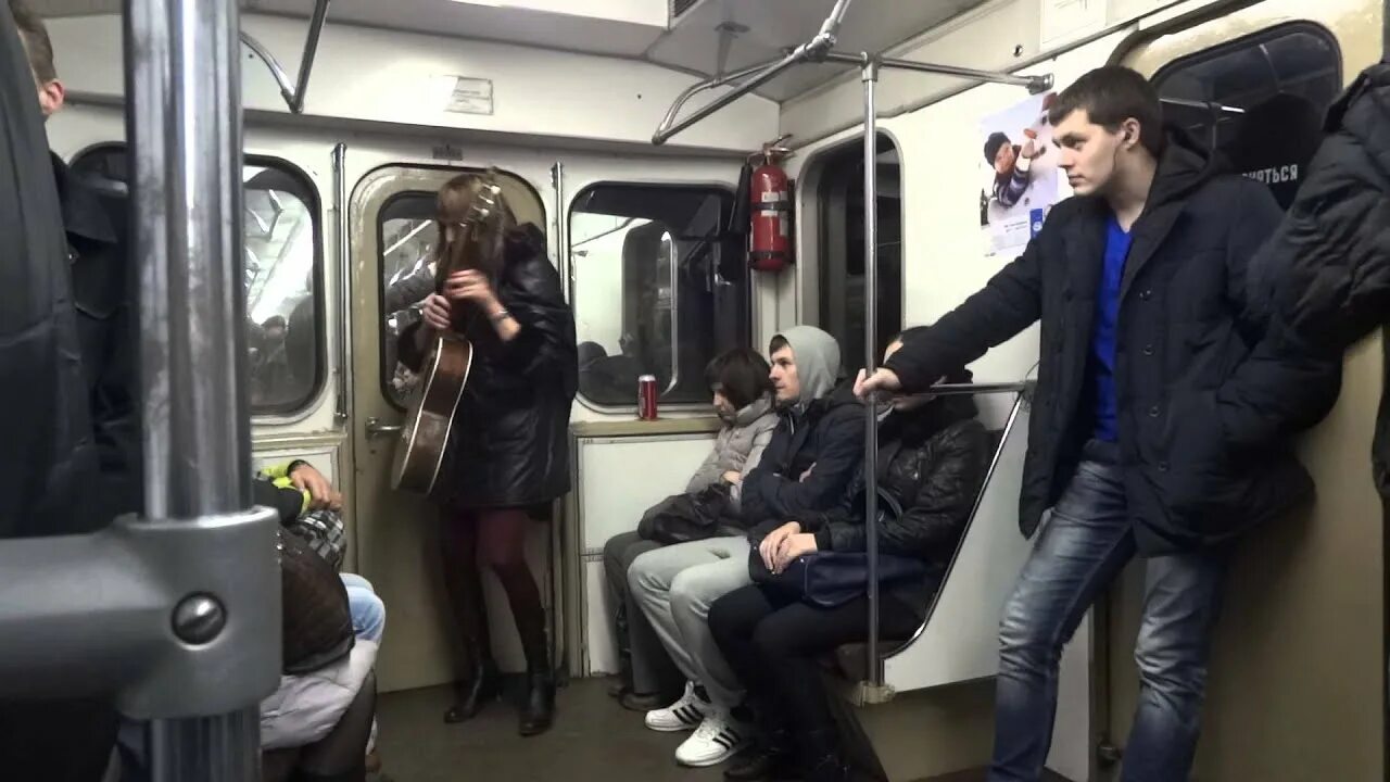 Девушка поющая в метро. Девушка поет в метро. гитарист в метро. когда сумасшедший смотрит на тебя в метро. человек играет на гитаре в вагоне метро.