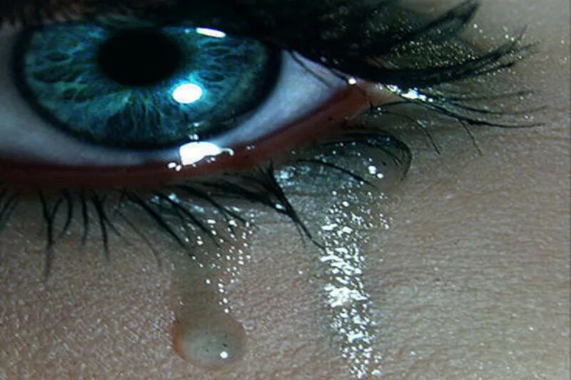 Плачу не от обмана а от любви. Глаз со слезой. Мне больно слезы. Мои слезы. Мне больно слезы на глазах.