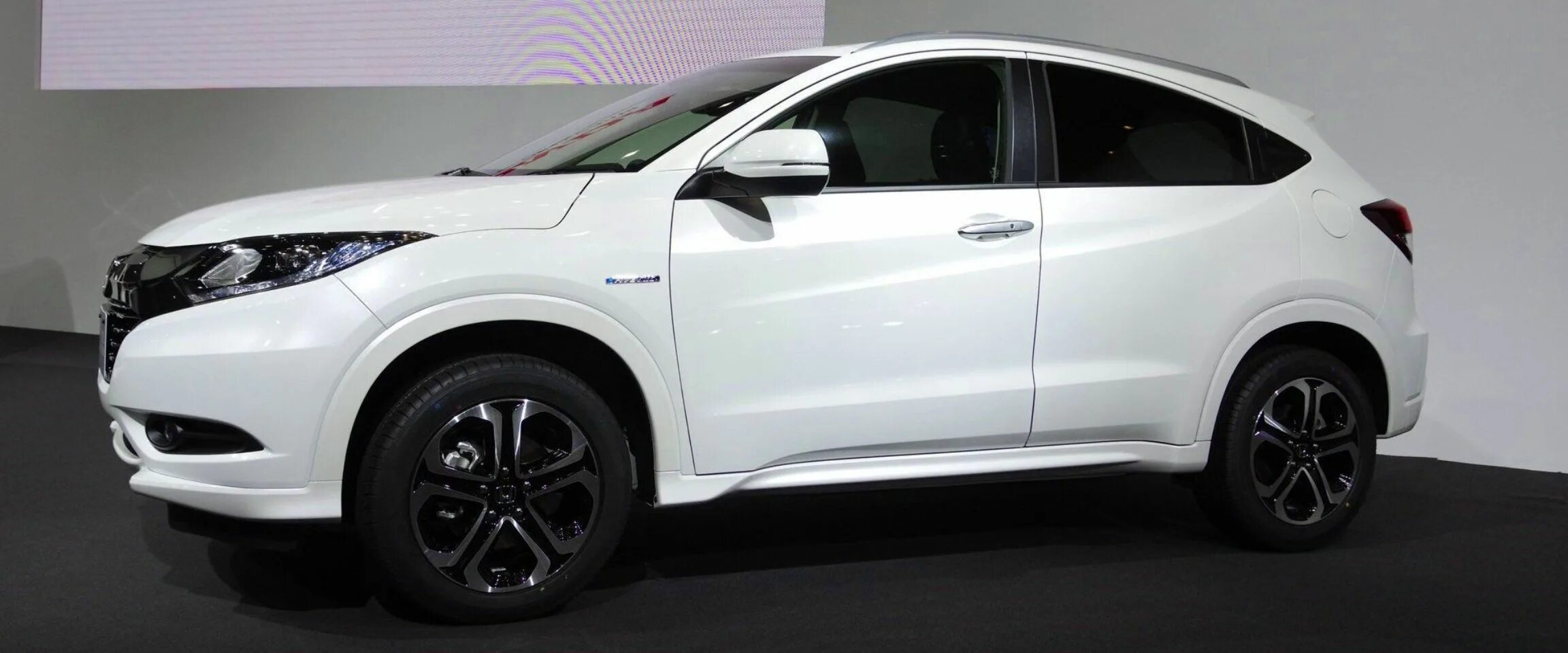 Диски хонда везель р16. Honda vezel диски. Штатные литые диски на хонда везель. Honda vezel черный. Везель резина.