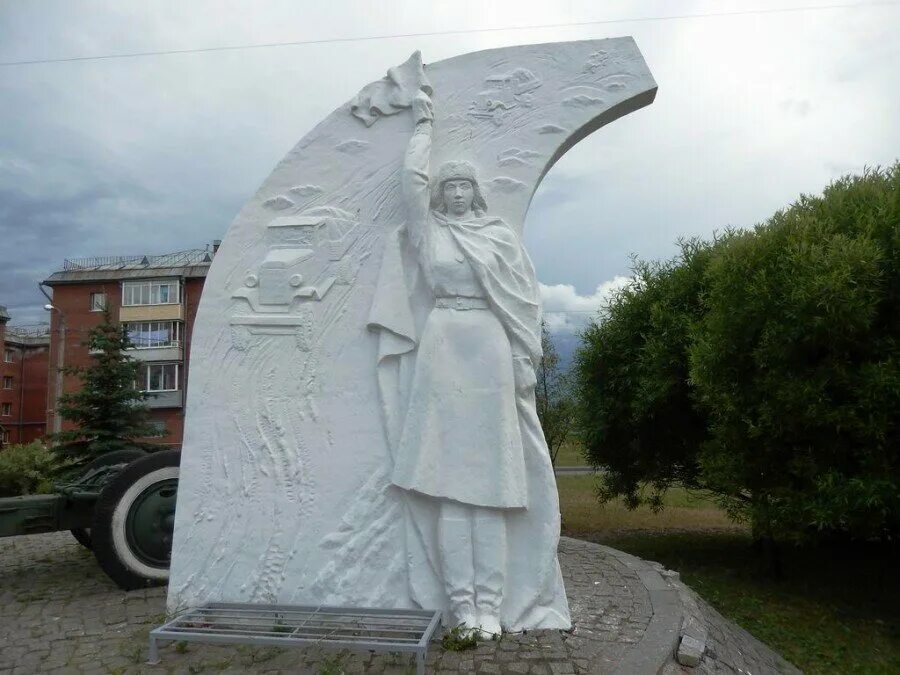 Памятник регулировщице дорога жизни блокадного ленинграда. Как называется памятник посвященный женщине регулировщице. Маруся регулировщица матвеев курган. 1 й километр дороги жизни памятник блокадная регулировщица. Памятник регулировщице матвеев курган.