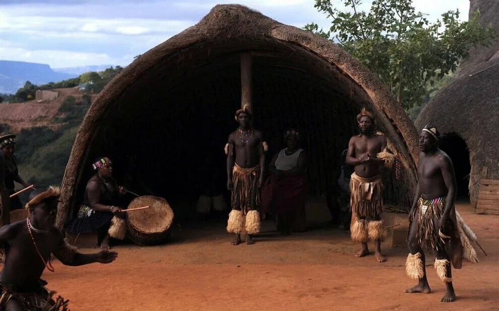 Африка в древности. ЮАР Зулусы. Зулусы народ Африки. Африканская деревня зулусов. Племя зулусов в Африке.