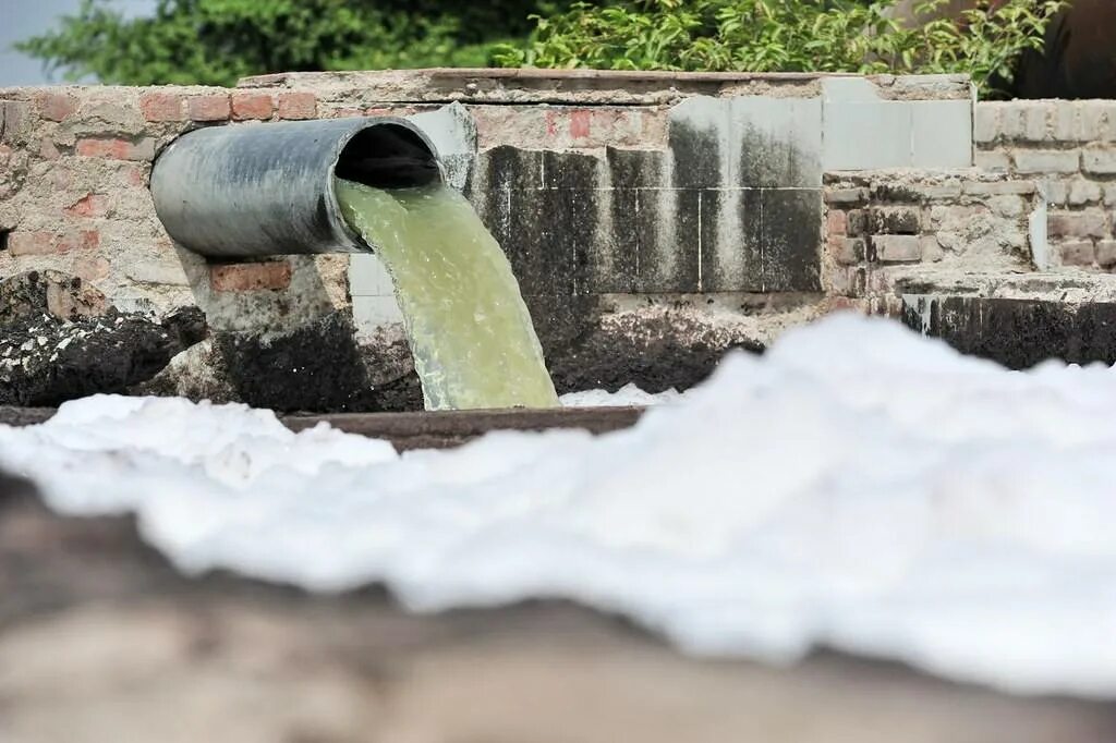 Сброс отходов в воду. Сточные воды. Неочищенные сточные воды. Канализационные воды. Атмосферные сточные воды.