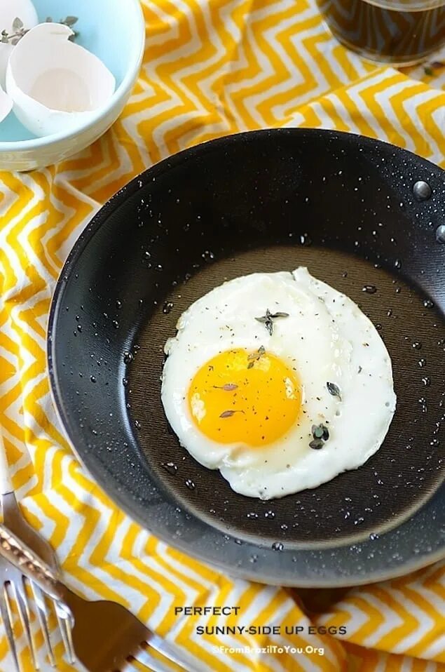 Eggs up. Японский завтрак из яиц. Яйца вкрутую на завтрак. Яичница Sunny Side. Sunny Side up яичница.