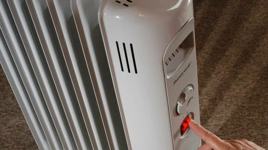 человек с обогревателем. Polaris pmh 1534. можно ли оставлять обогреватель на ночь включенным. Xiaomi mi smart space heater s krdnq03zm. инфракрасный обогреватель polaris pmh 2078.