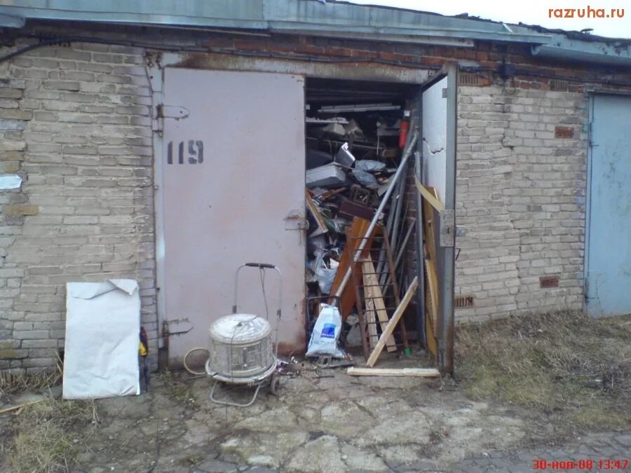 разбирают гаражи в москве. снос стены между двух гаражей. разобранный гараж. бардак в гараже. разбор гаража от хлама.