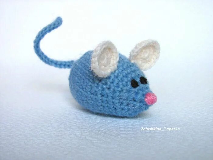 маленькие связанные игрушки. мышка связанная крючком для начинающих. схема вязания мышки крючком. мышка связанная крючком для начинающих. вязаная мышка крючком.