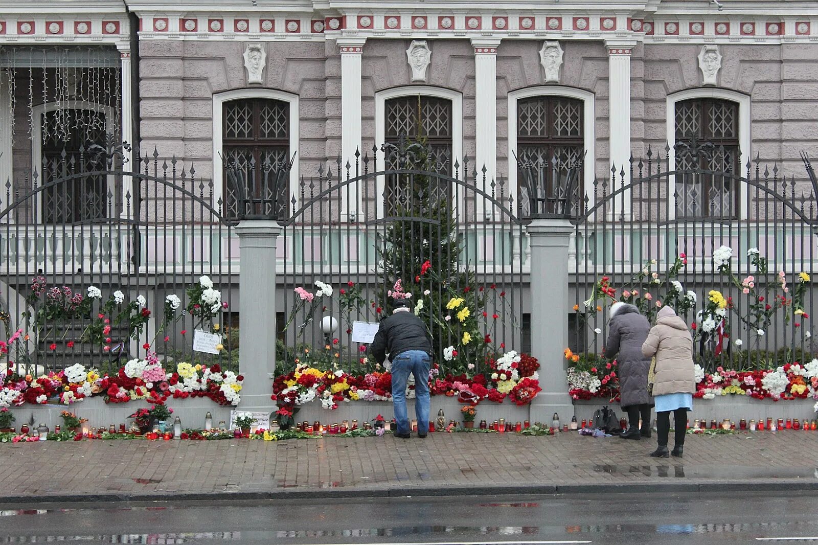 Латвия у спосольства Росси красное. Посольство России в Риге сейчас. Цветы к посольству. Цветы у посольства России.