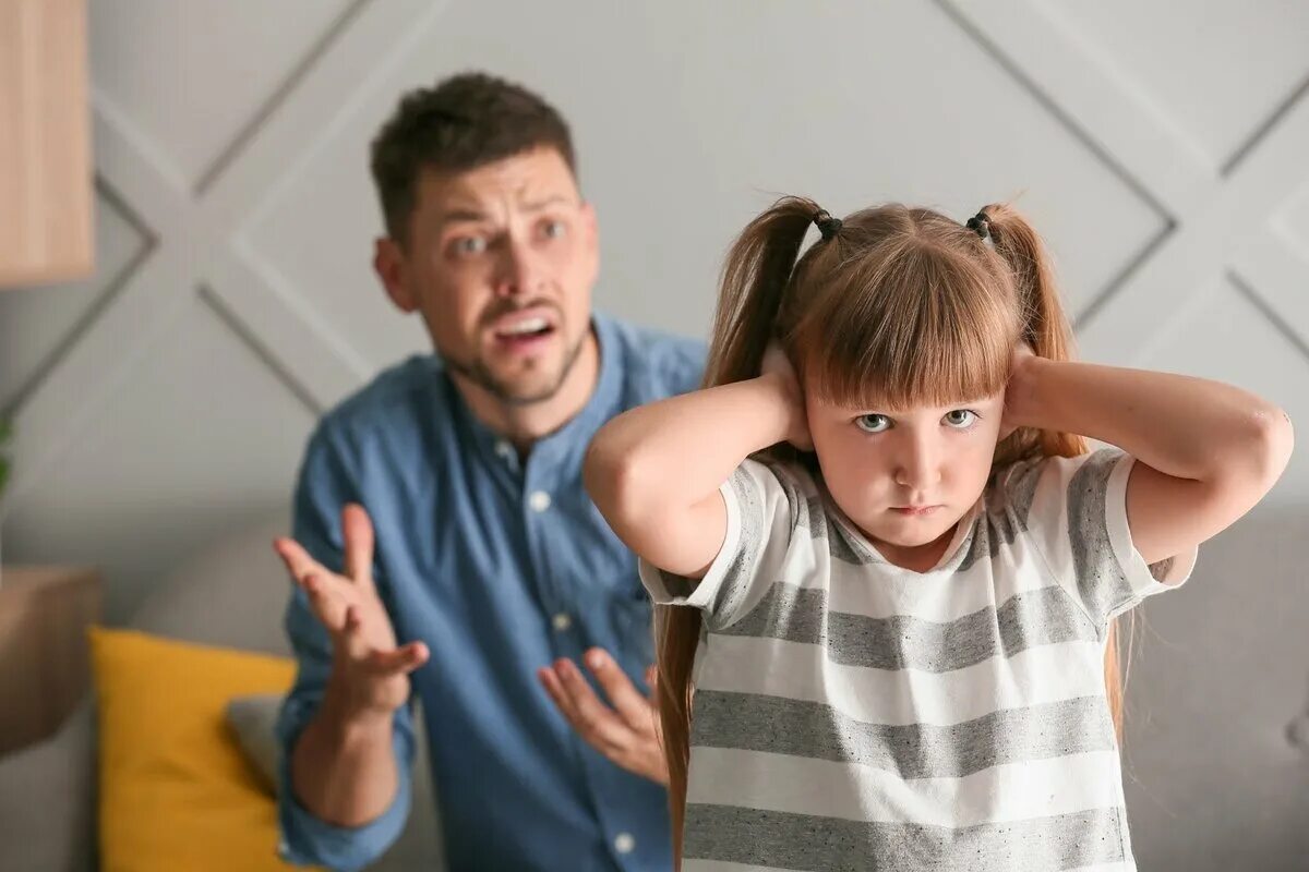 Отец ругает дочь. Отец ругает дочь. Ненависть к родителям. Непослушание детей родителям. Отец ругает ребенка.