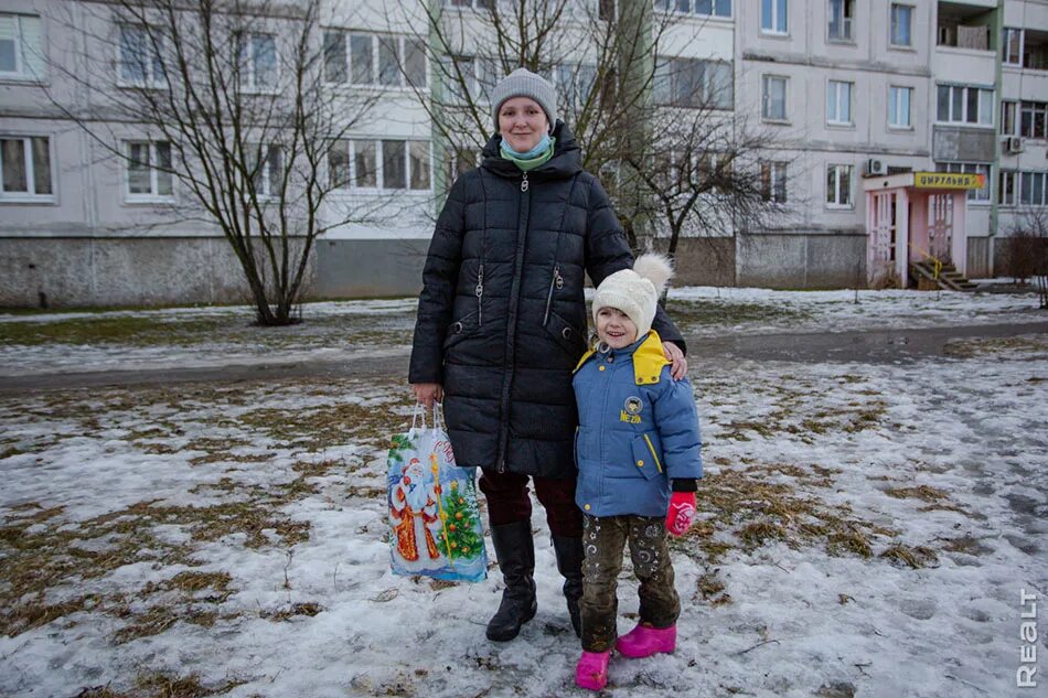 Слава с мамой переехали в новый район. Поселка мама ranshe.