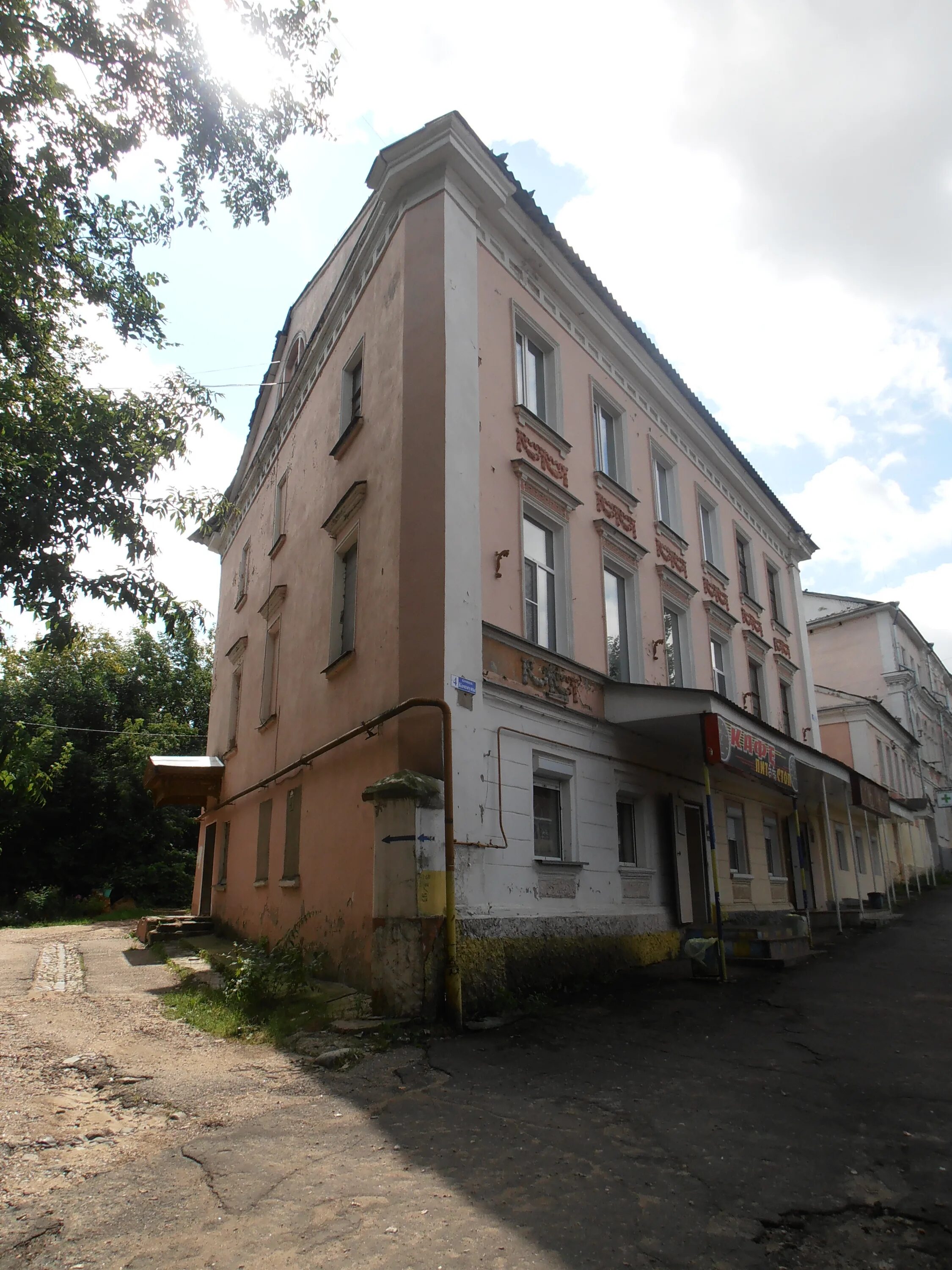 Площадь коммуны ржев. Площадь коммуны дом 5 ржев. Площадь коммуны колпино. Суворовская гора в бендерах. Колпино площадь коммуны 11.