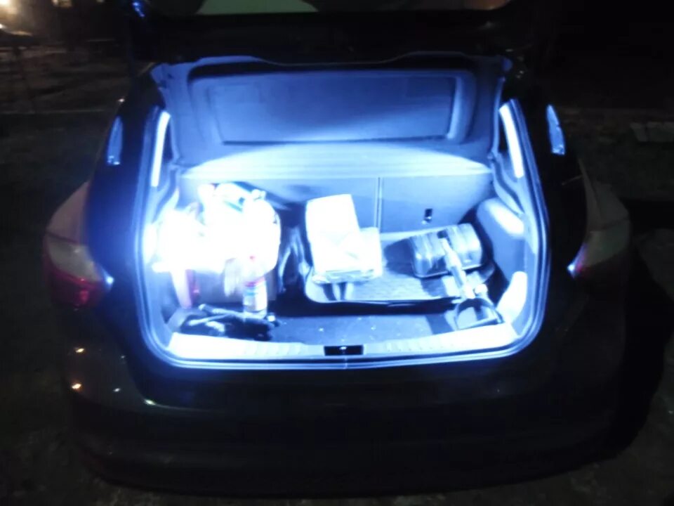 Ford Kuga 2 2013 подсветка багажника. Подсветка багажника Форд фокус 2 седан. Подсветка багажника Форд фокус 1 Рестайлинг. Подсветка багажника Lexus RX 4.