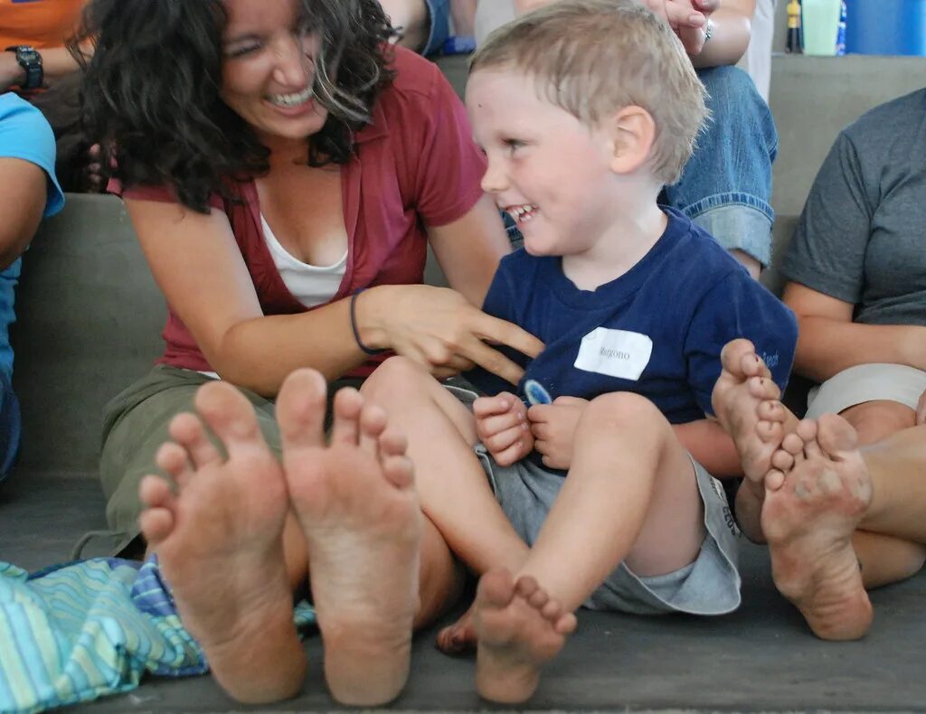Forced foot. Дети feet lick. Kids Челленджер feet. Феет КИД. Барефут КИД.