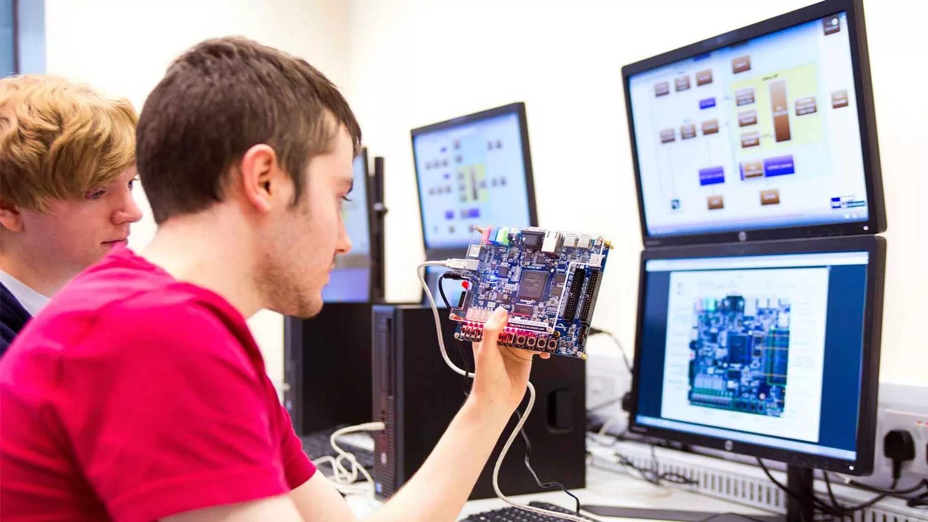 инженер конструктор. микросхемы будущего. свалка электроники. жизнь электроники. электроника британии.