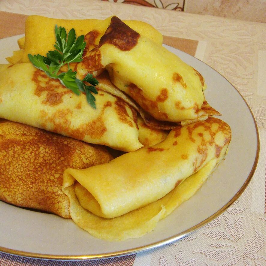 Блинчики с картошкой и луком. Картофельные блины. Блинчики из картофеля. Тонкие картофельные блинчики. Картофельные блины с зеленью.